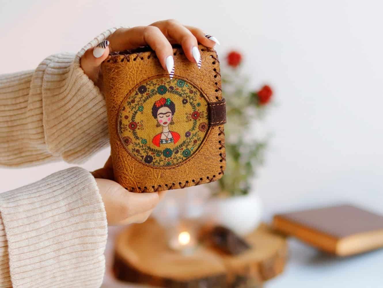 Frida Figürlü Kapaklı Sırt Çantası Etnik Bohem Style Cüzdan Kombin Hardal
